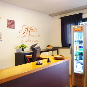 Couette-café Music, Milan
